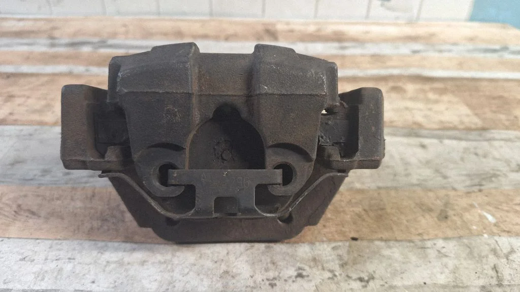 Rear brake caliper – rear right