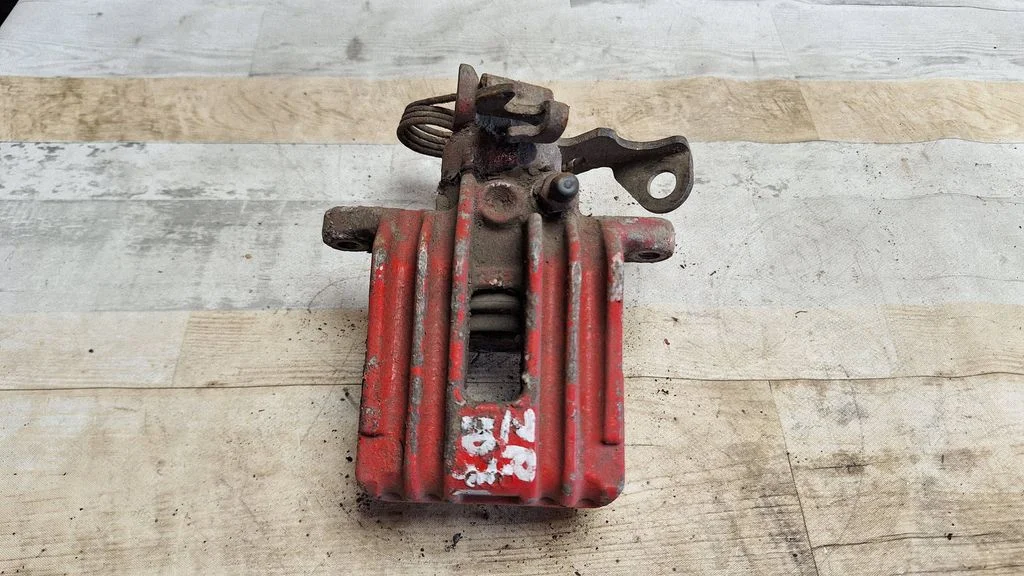 Rear brake caliper – rear right