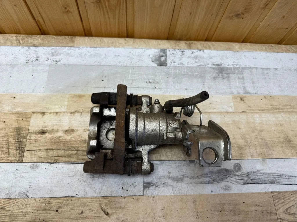 Rear brake caliper – rear right