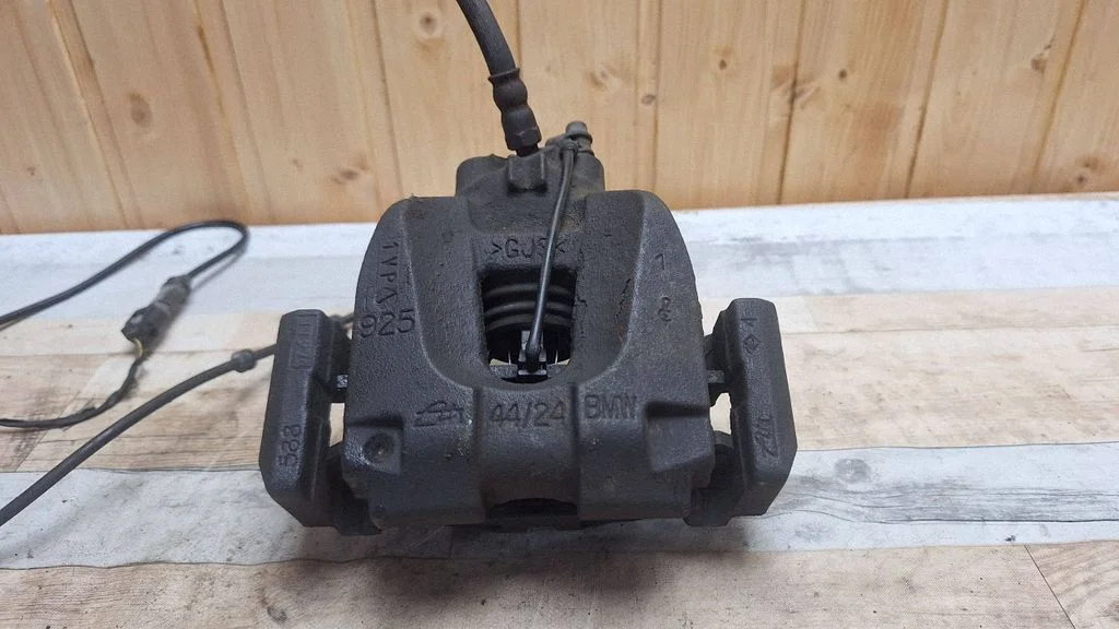 Rear brake caliper – rear right