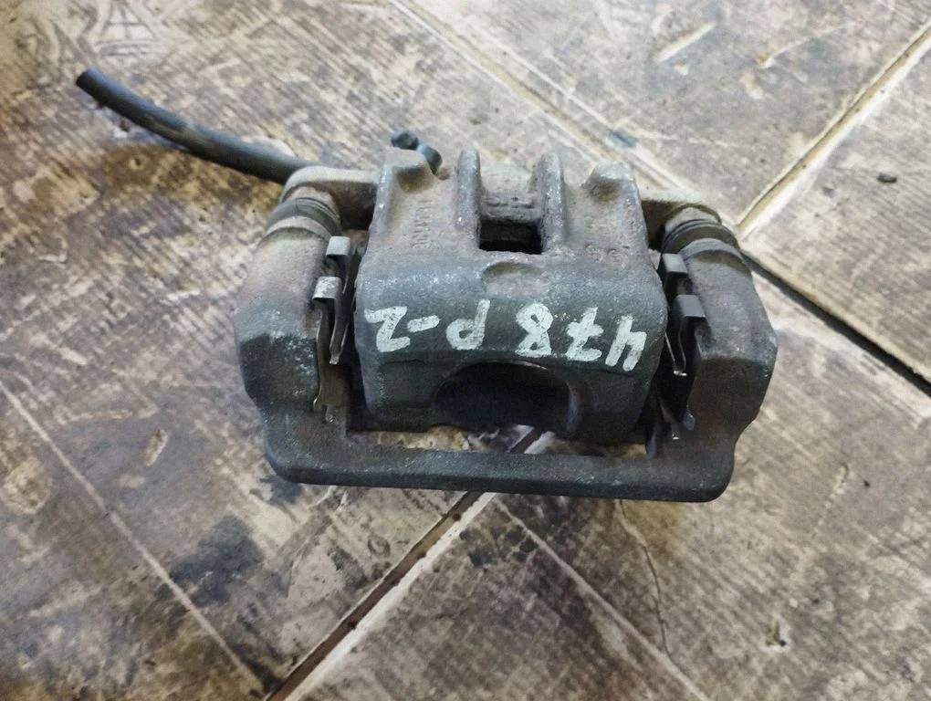 Rear brake caliper – rear right