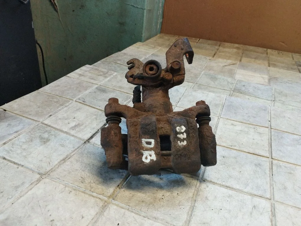 Rear brake caliper – rear right