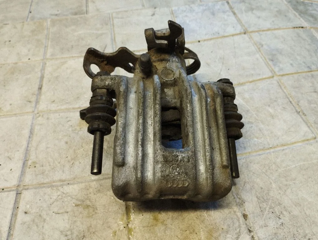Rear brake caliper – Skoda Superb B5 (3U) (2001-2008)