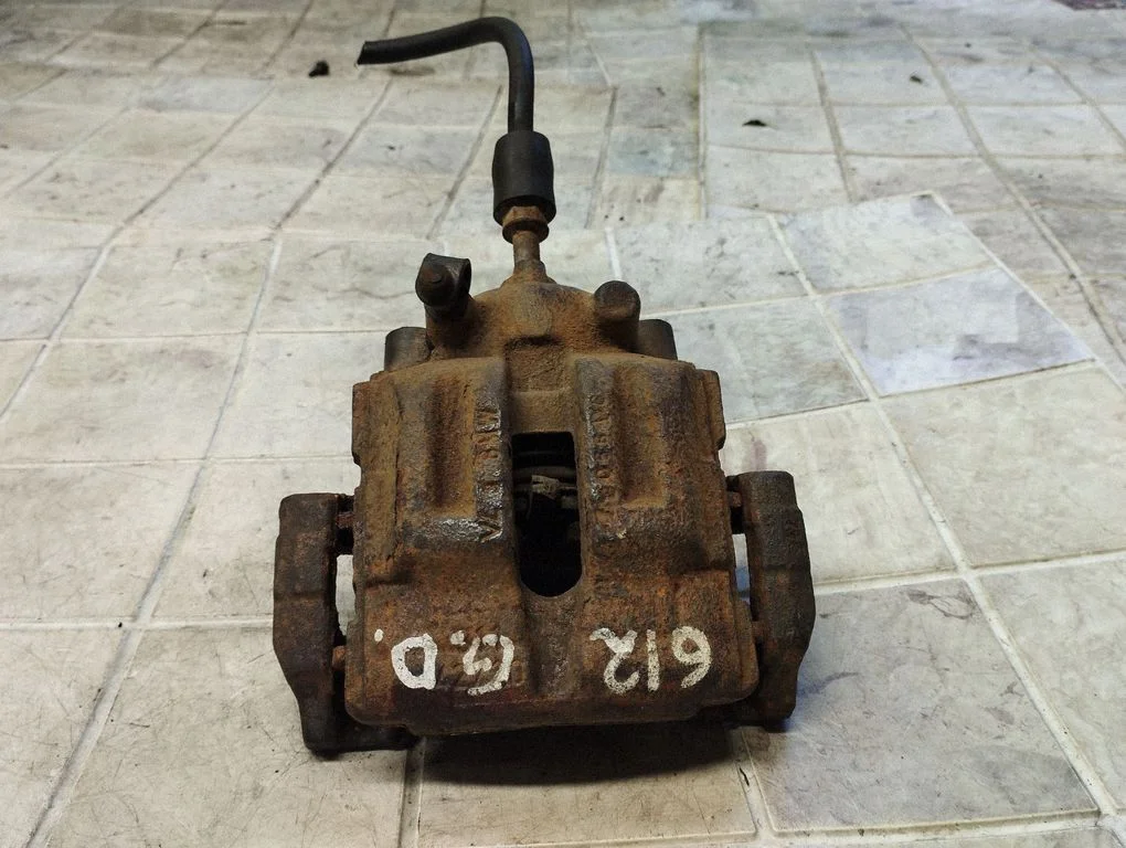 Rear brake caliper – rear right