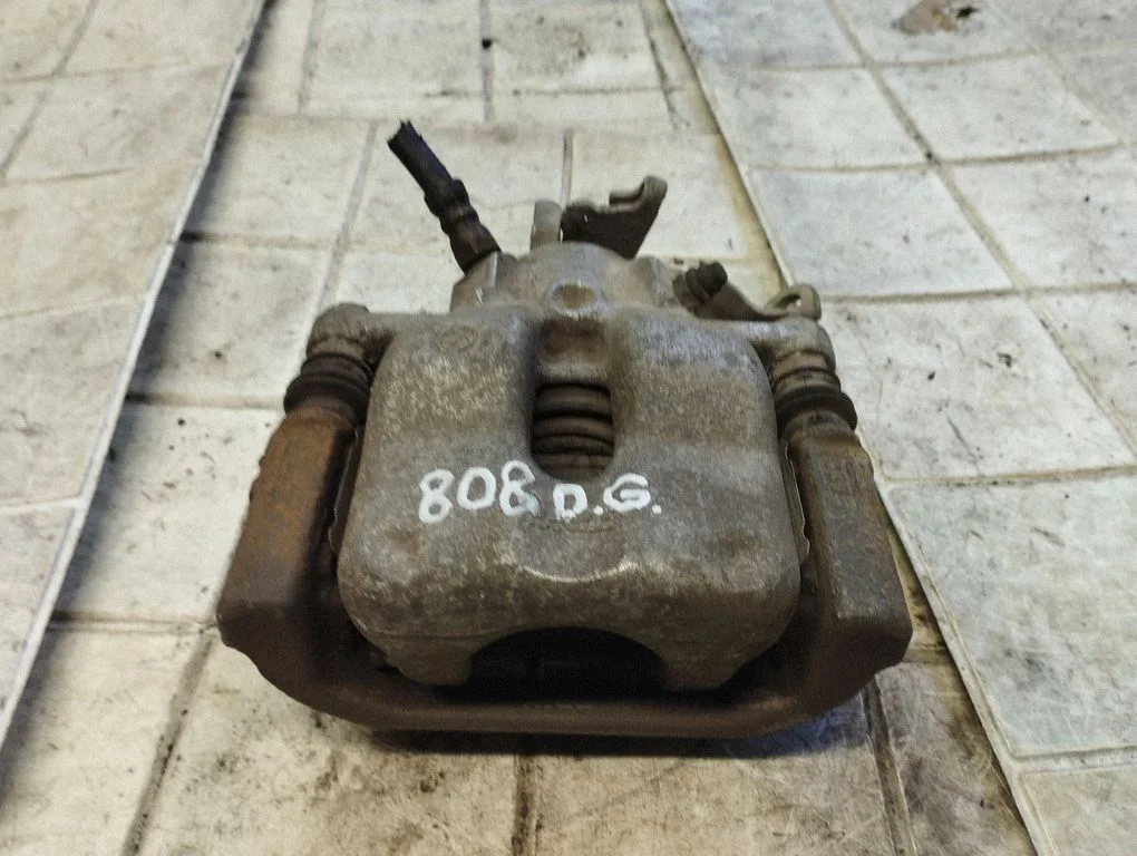 Rear brake caliper – rear right