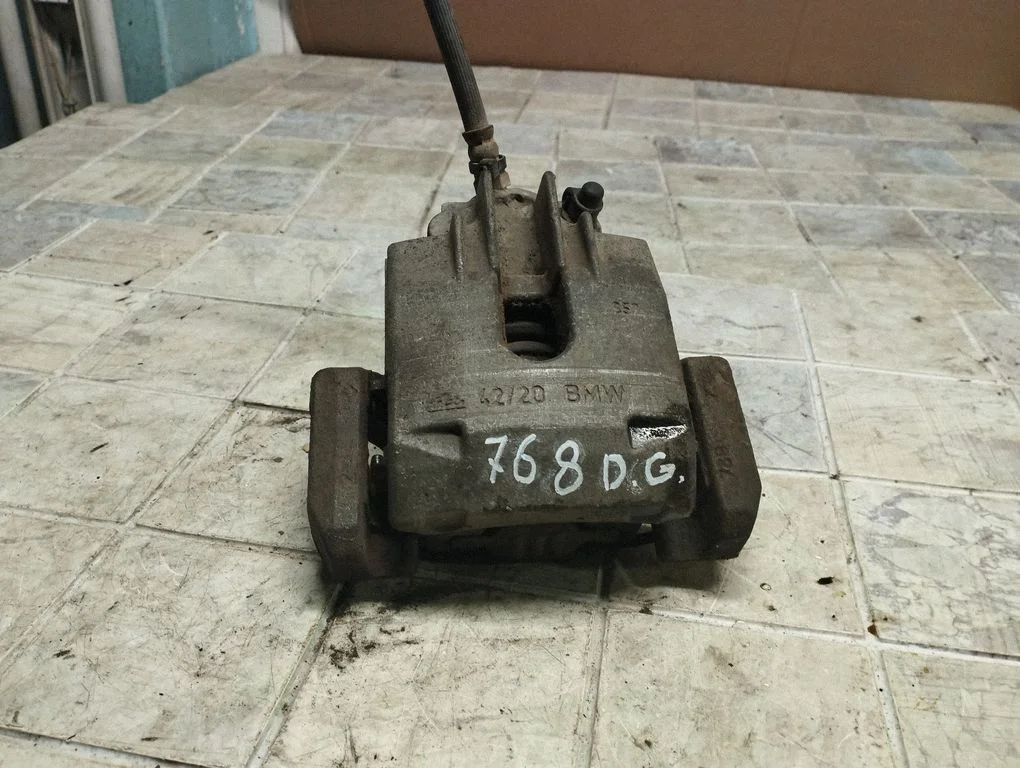 Rear brake caliper – rear right