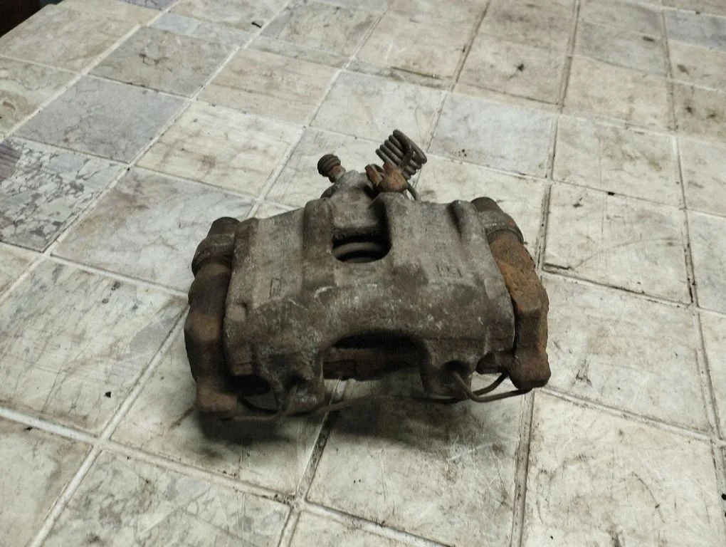 Rear brake caliper – rear right
