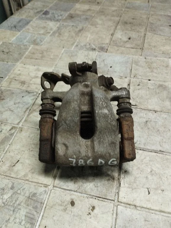 Rear brake caliper – rear right