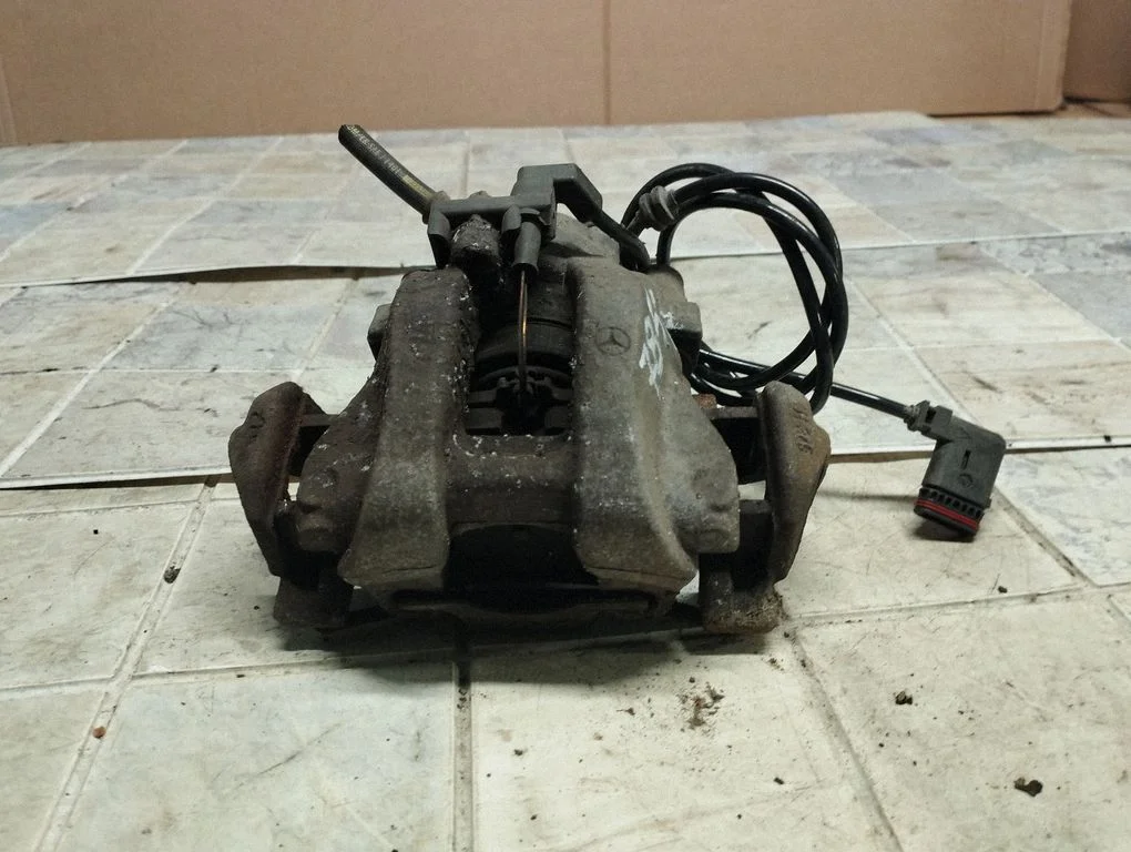 Rear brake caliper – rear right