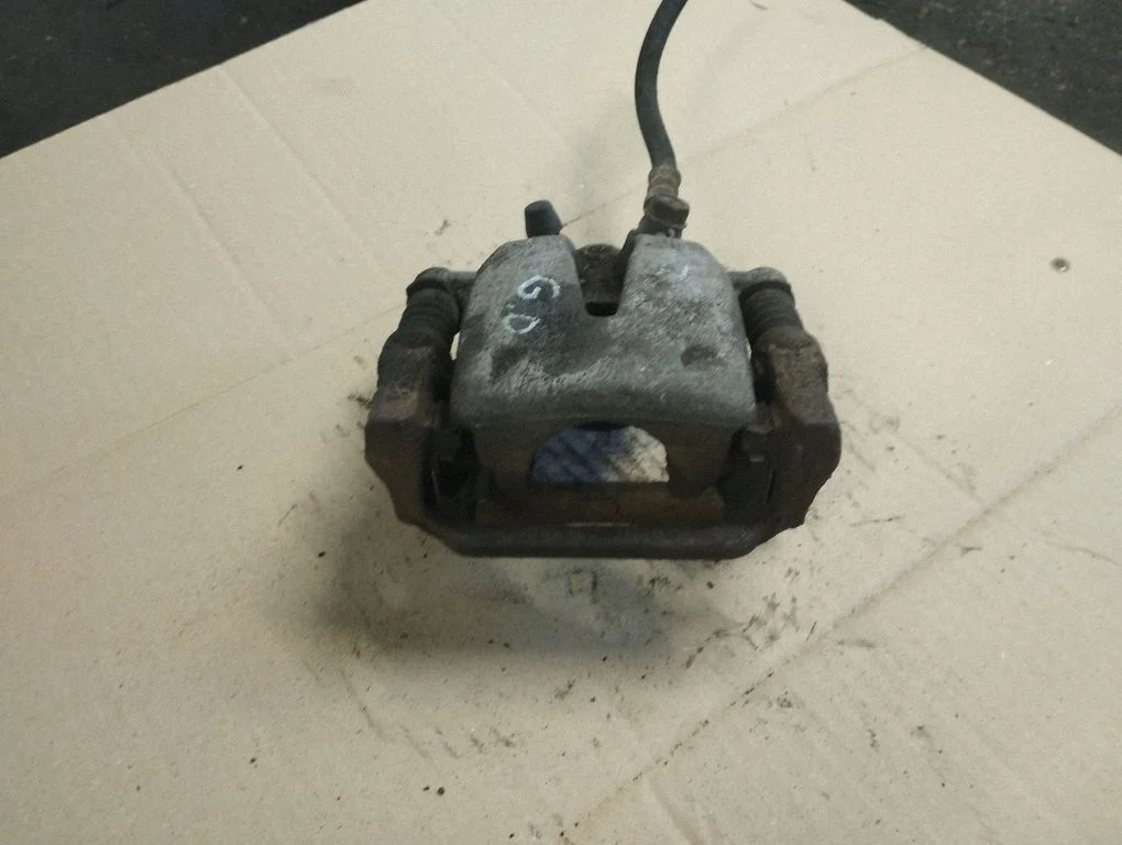Rear brake caliper – rear right