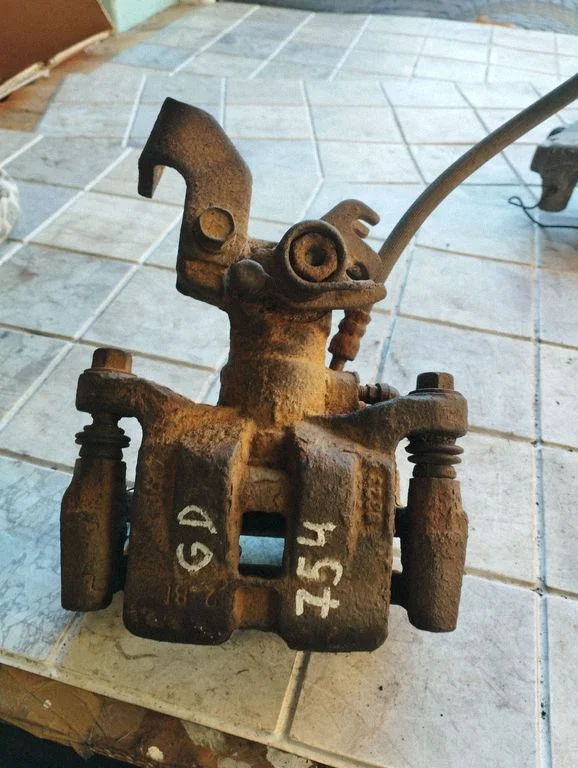 Rear brake caliper – rear right