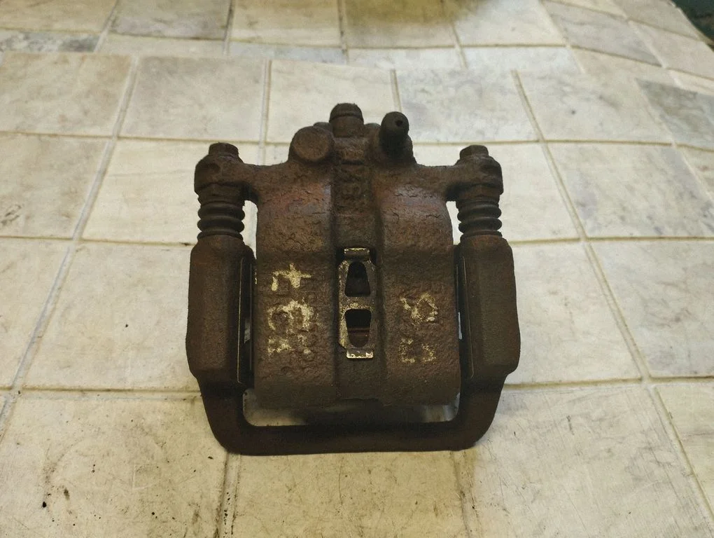 Rear brake caliper – rear right