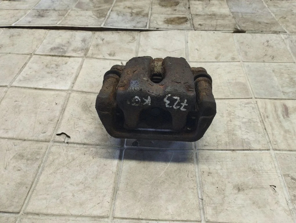 Aizmugurējais bremžu suports – aizmugurējā kreisā