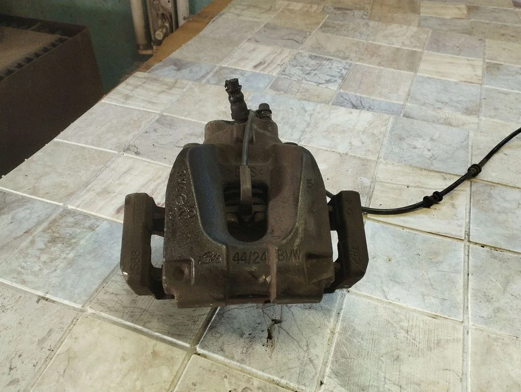 Rear brake caliper – rear right
