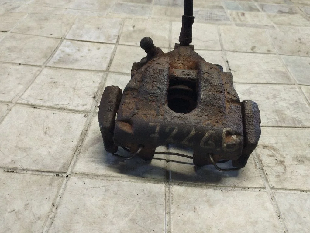 Rear brake caliper – rear right