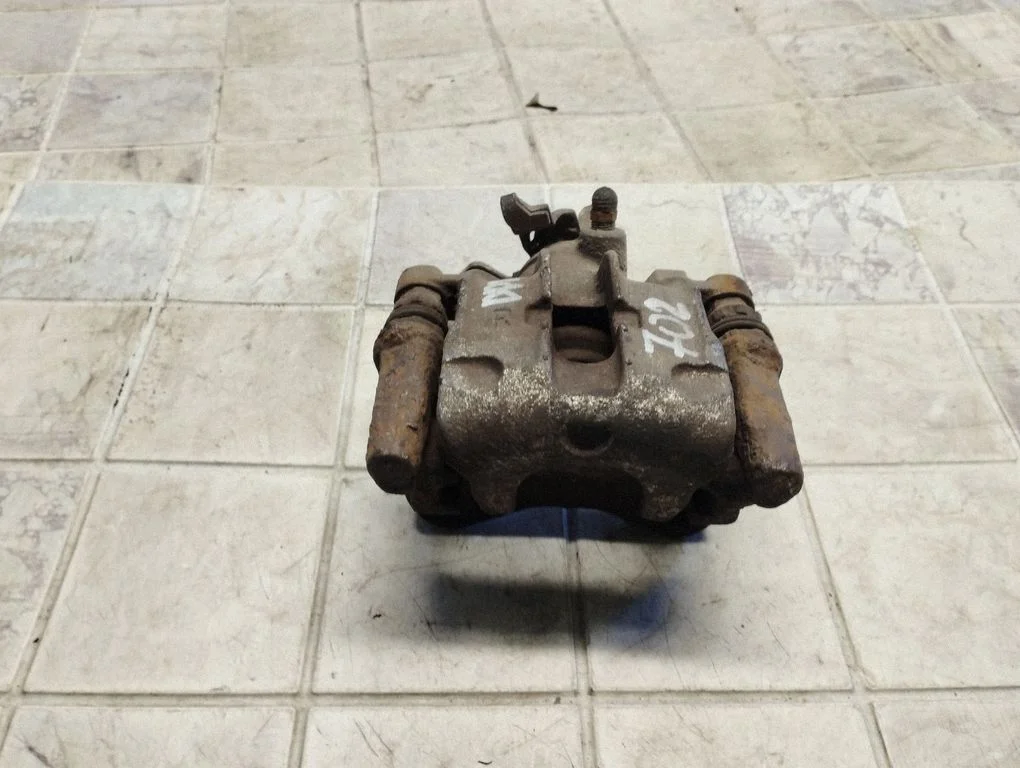 Rear brake caliper – rear right