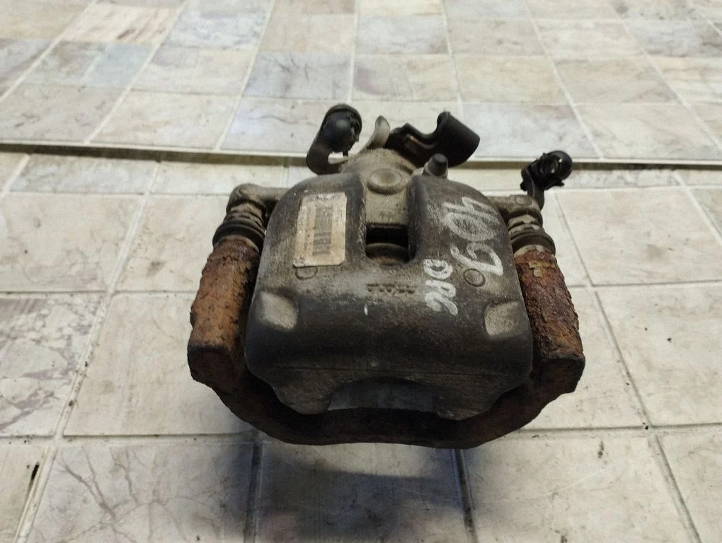 Rear brake caliper – rear right