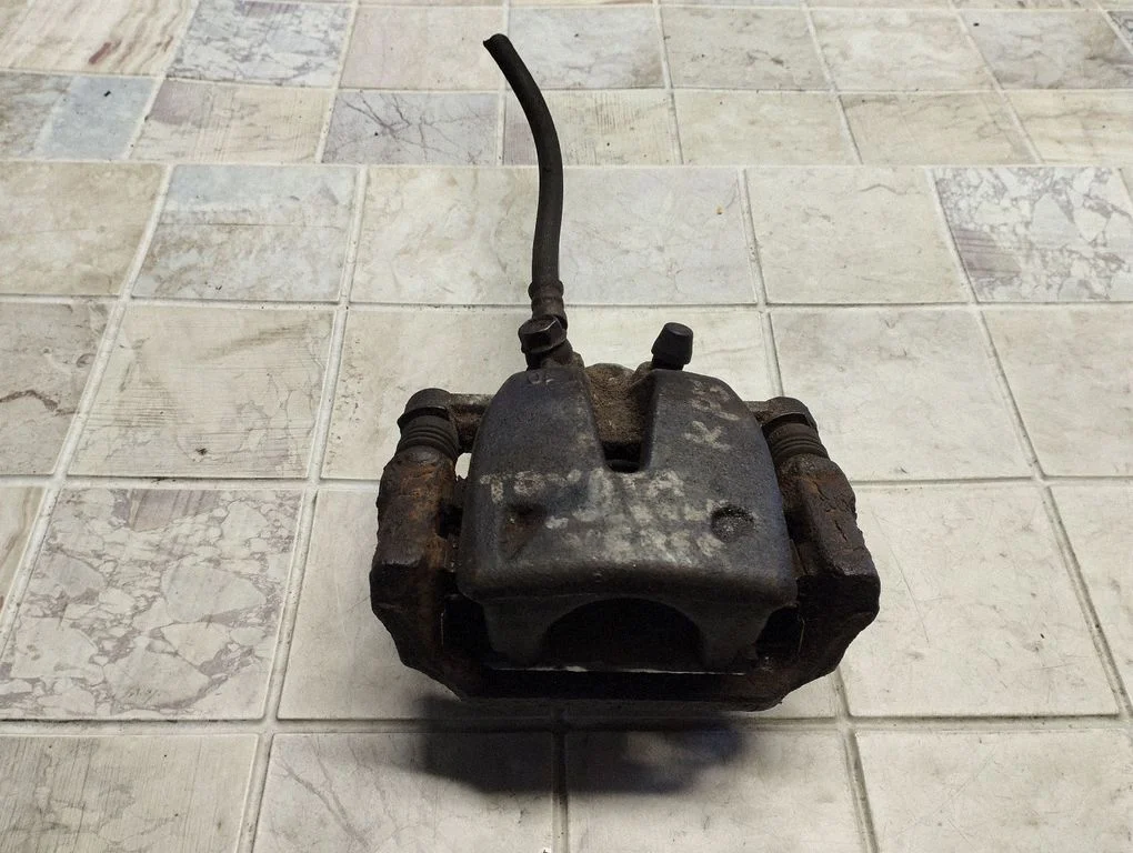 Zacisk hamulcowy tylny – Toyota Corolla Verso E121 (2001-2004)