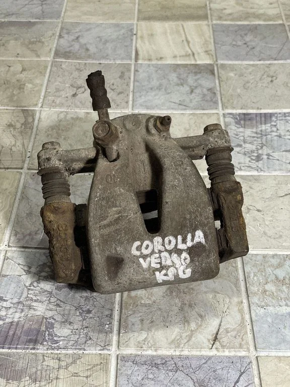 Zacisk hamulcowy tylny – Toyota Corolla Verso AR10 (2004-2009)