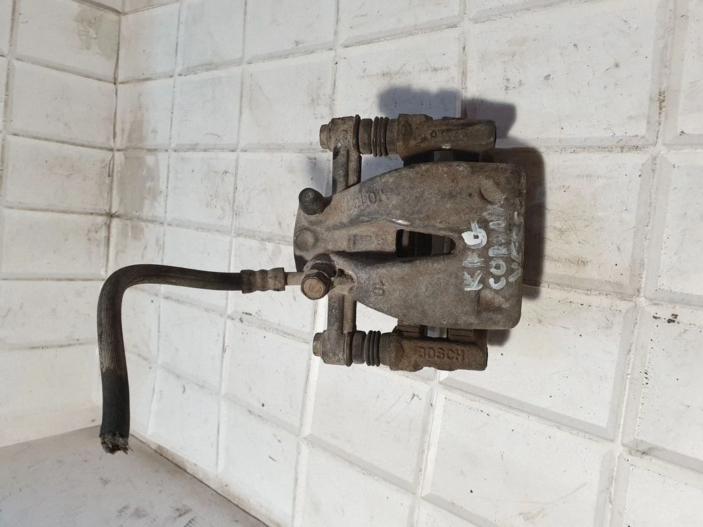 Zacisk hamulcowy tylny – Toyota Corolla Verso AR10 (2004-2009)
