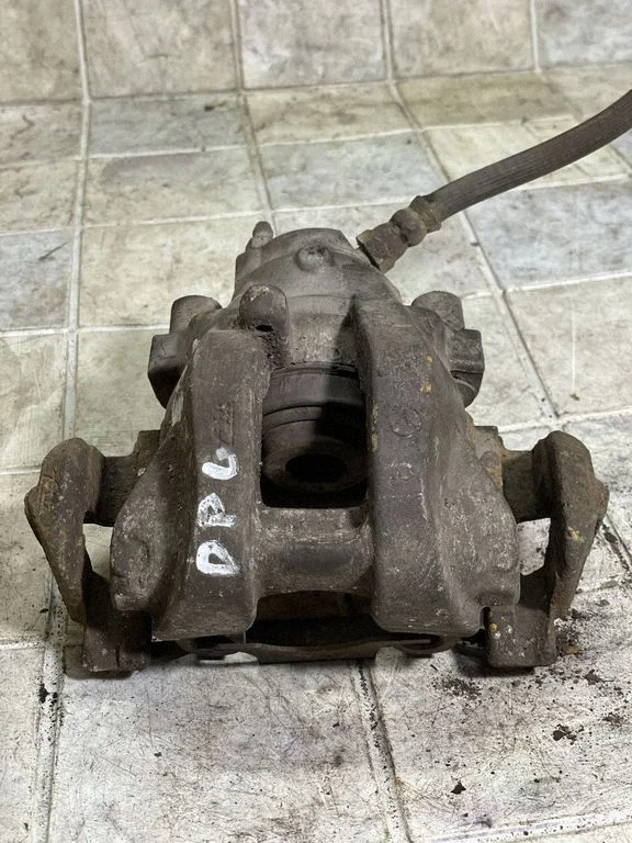 Rear brake caliper – rear right