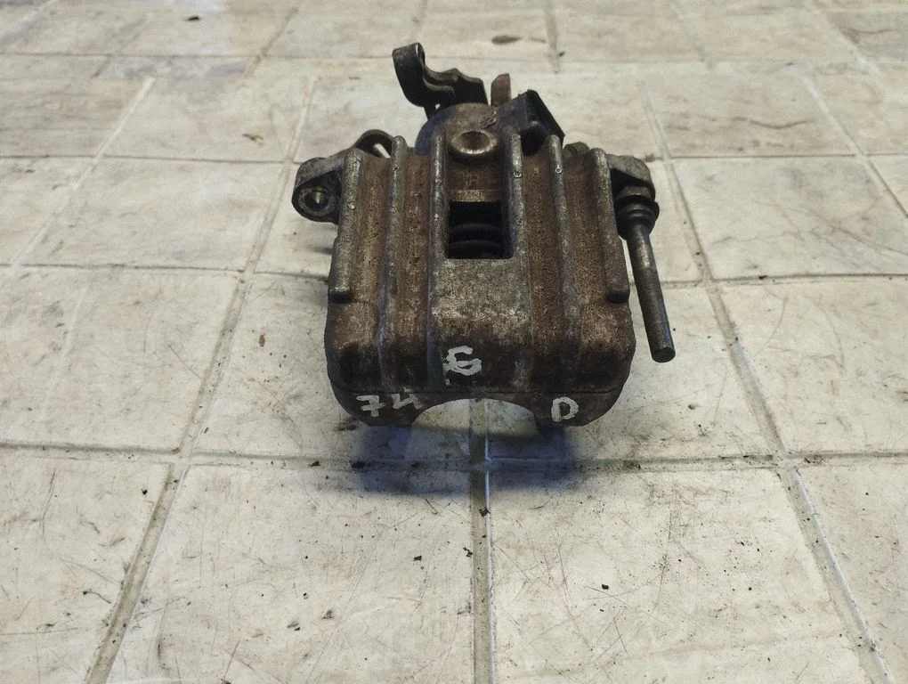 Rear brake caliper – rear right