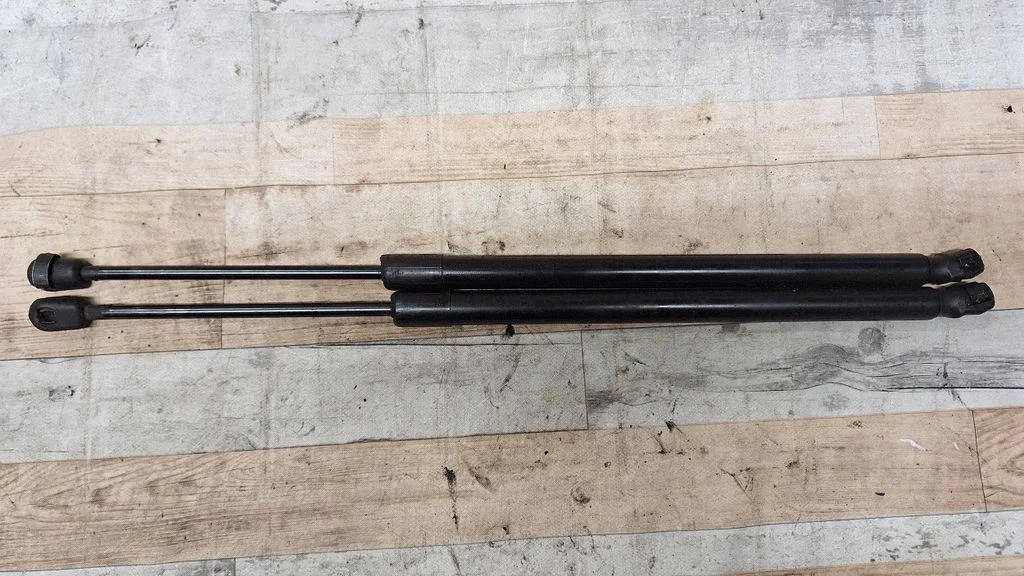 Tailgate/trunk strut/damper 110827550C