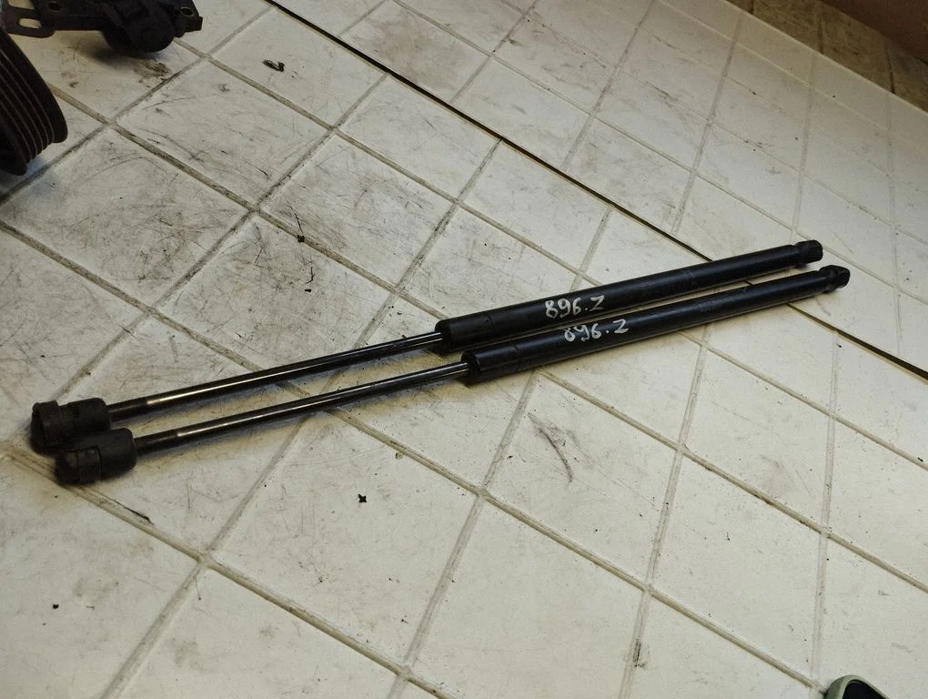 Tailgate/trunk strut/damper 689600F011