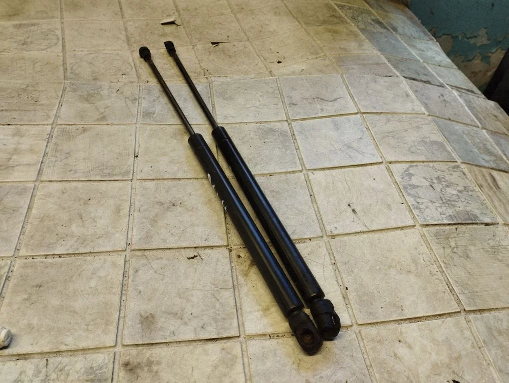 Tailgate/trunk strut/damper 8D9827552