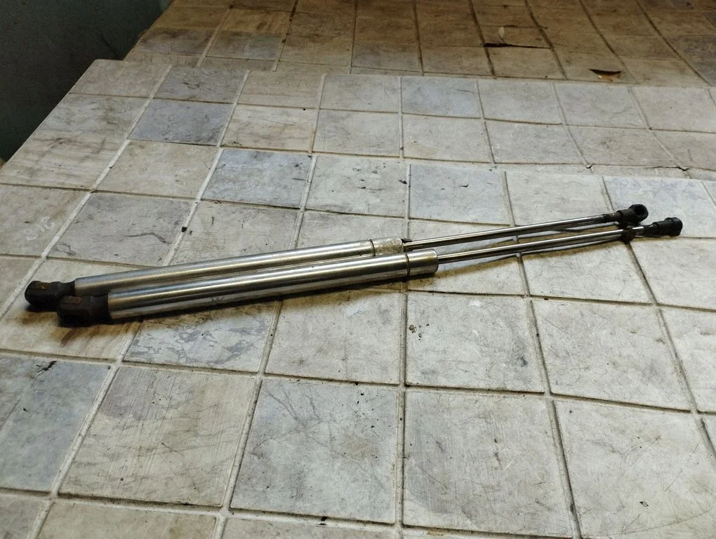 Tailgate/trunk strut/damper – Volkswagen Passat B5.5 (2001-2005)