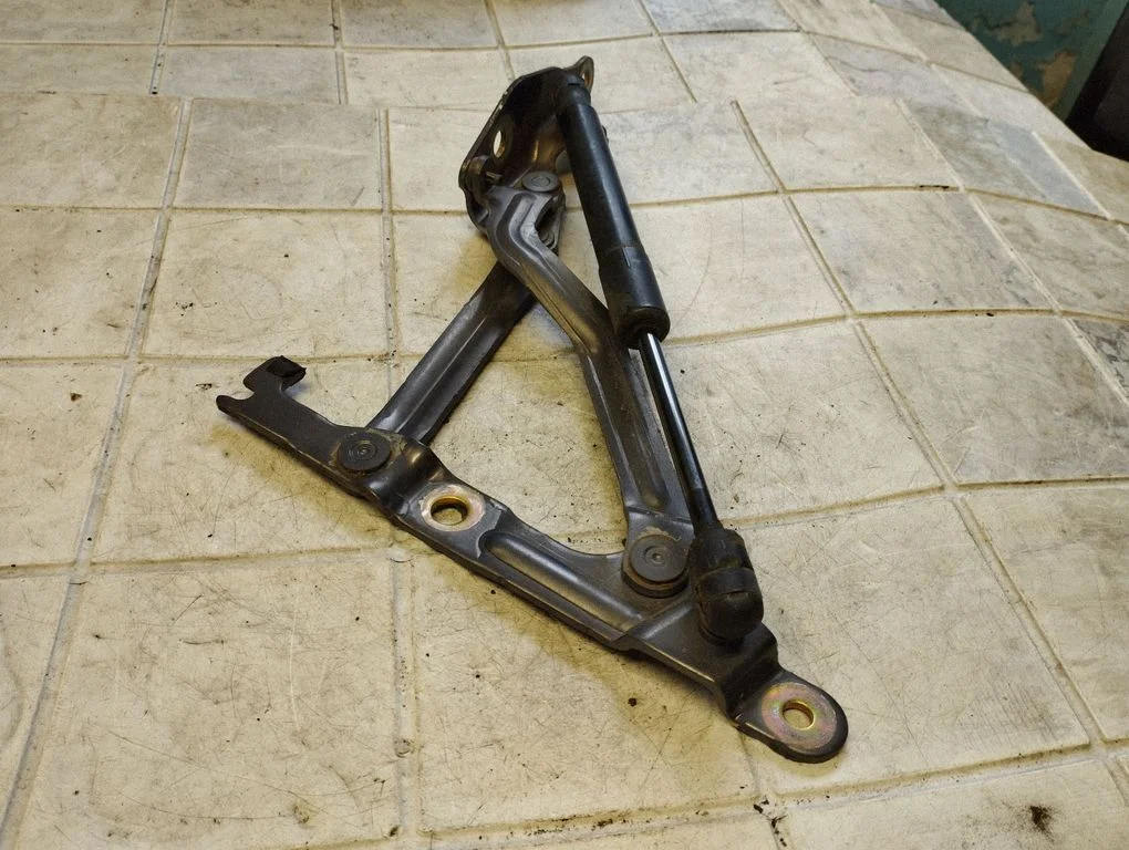 Tailgate/trunk strut/damper GJ6A56930G