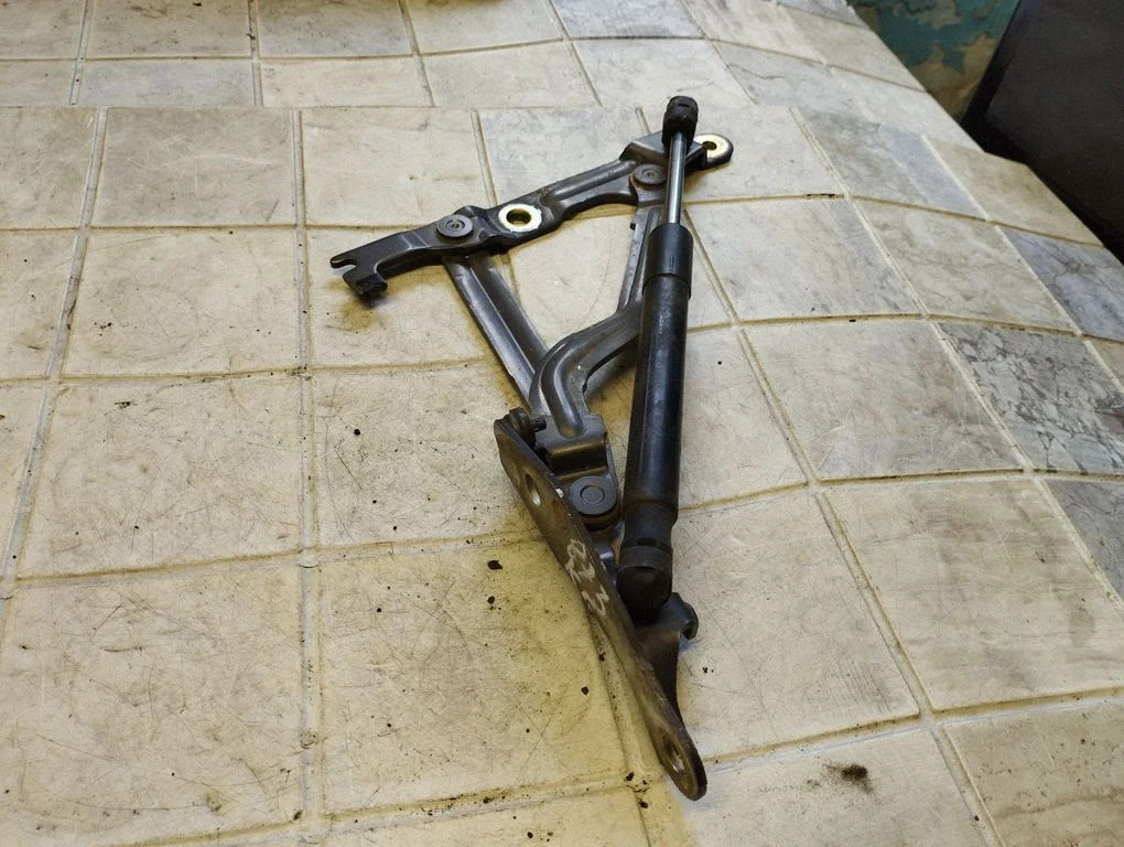 Tailgate/trunk strut/damper GJ6A56930G