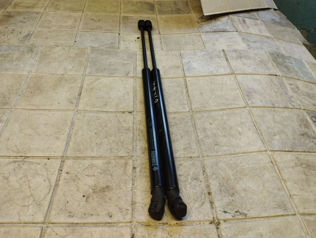 Siłownik (sprężyna gazowa) klapy bagażnika GS601043550