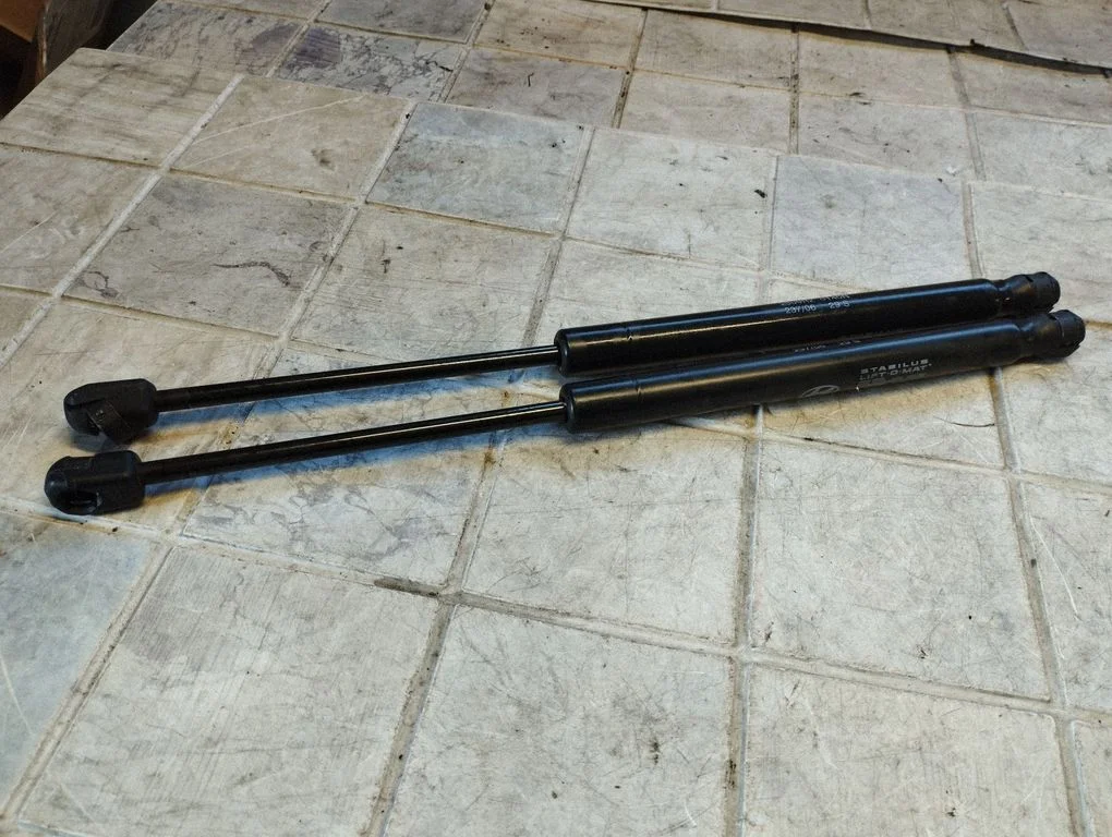 Tailgate/trunk strut/damper 871702E020