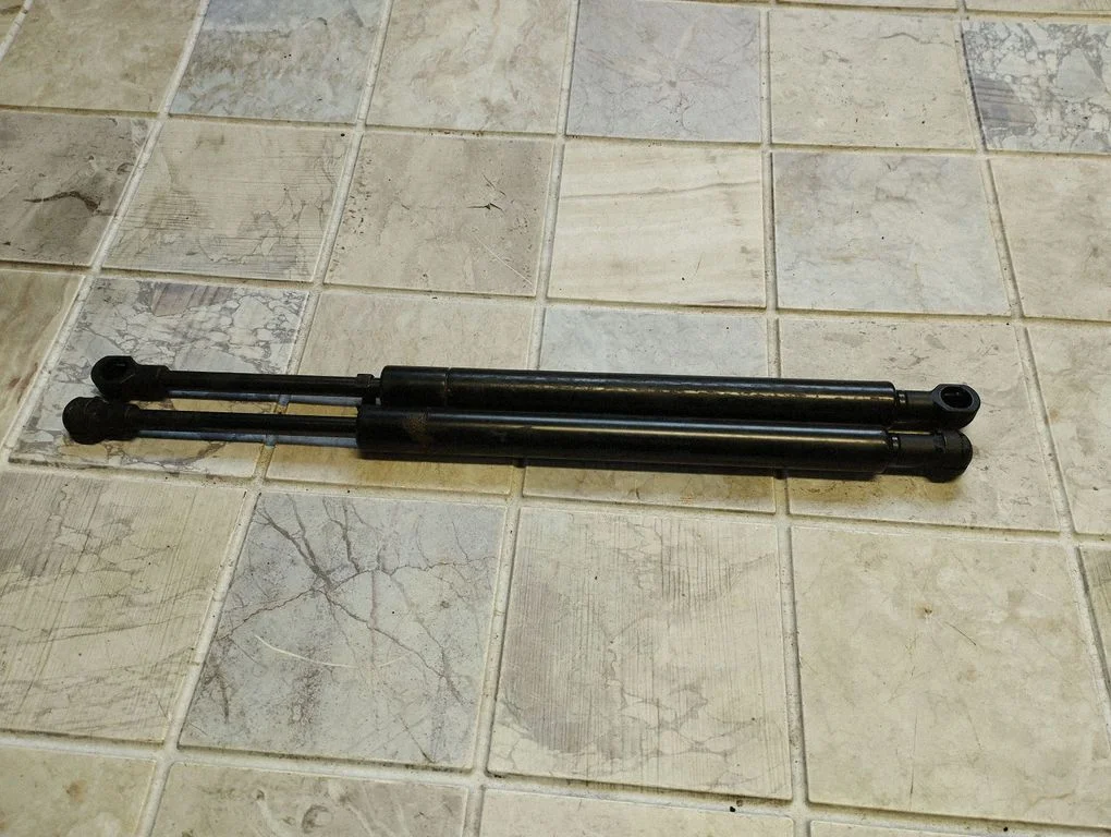 Tagaluugi gaasiamortisaator 7L6845587A