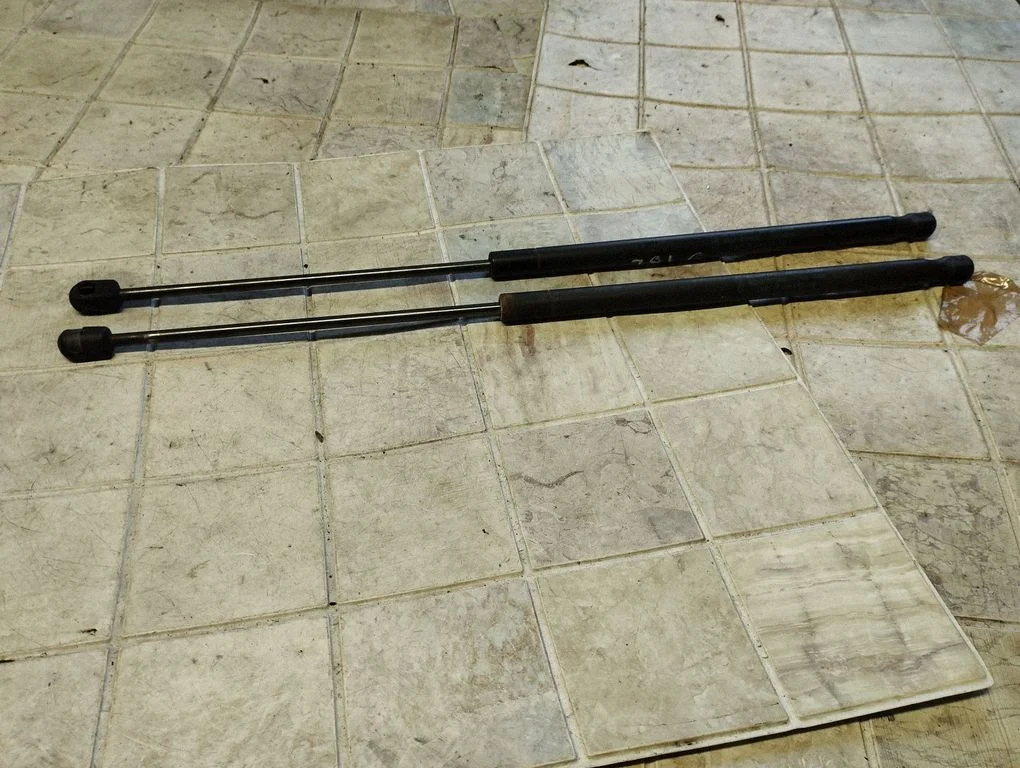 Siłownik (sprężyna gazowa) klapy bagażnika 3M51R406A10AB