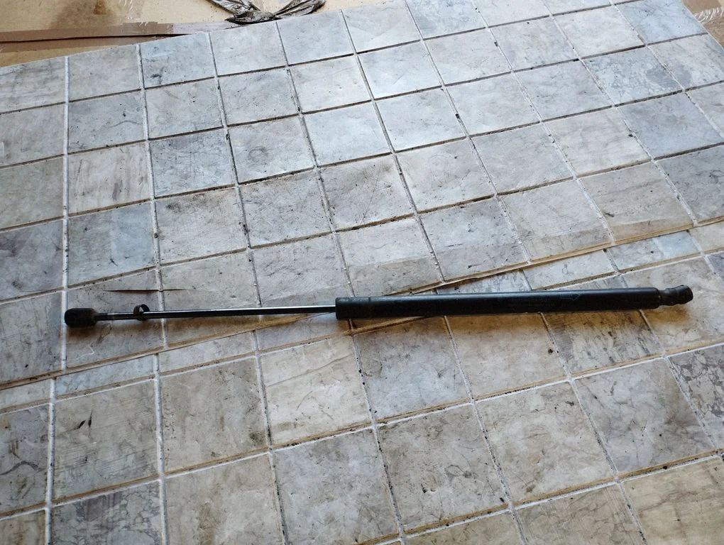 Tailgate/trunk strut/damper – Ford S-MAX (2006-2015)