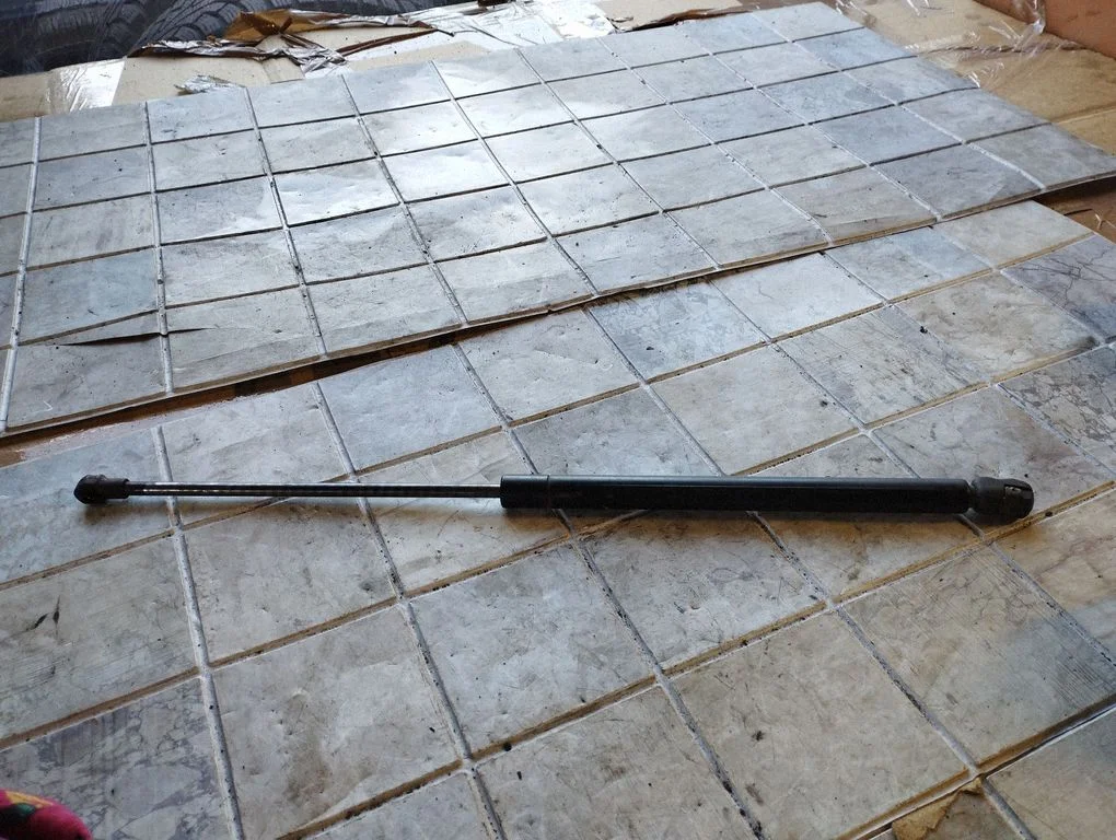 Tailgate/trunk strut/damper 8D9827552