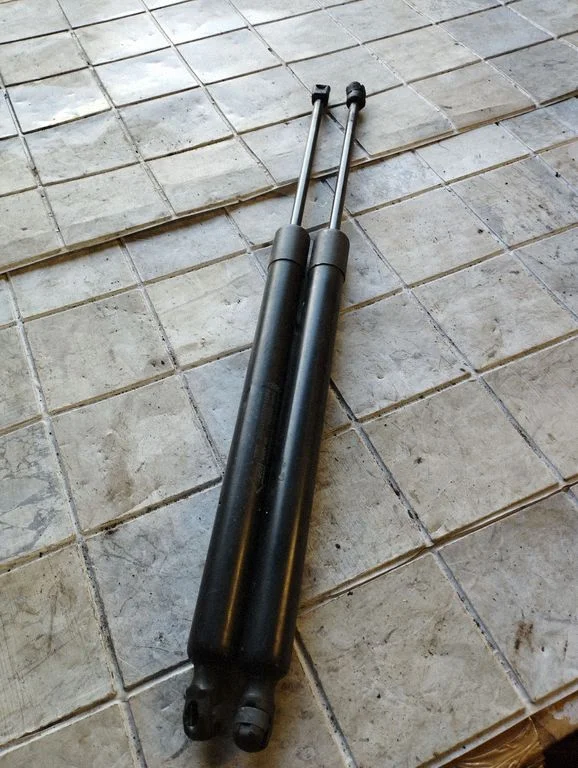 Siłownik (sprężyna gazowa) klapy bagażnika 6M21U406A10AE