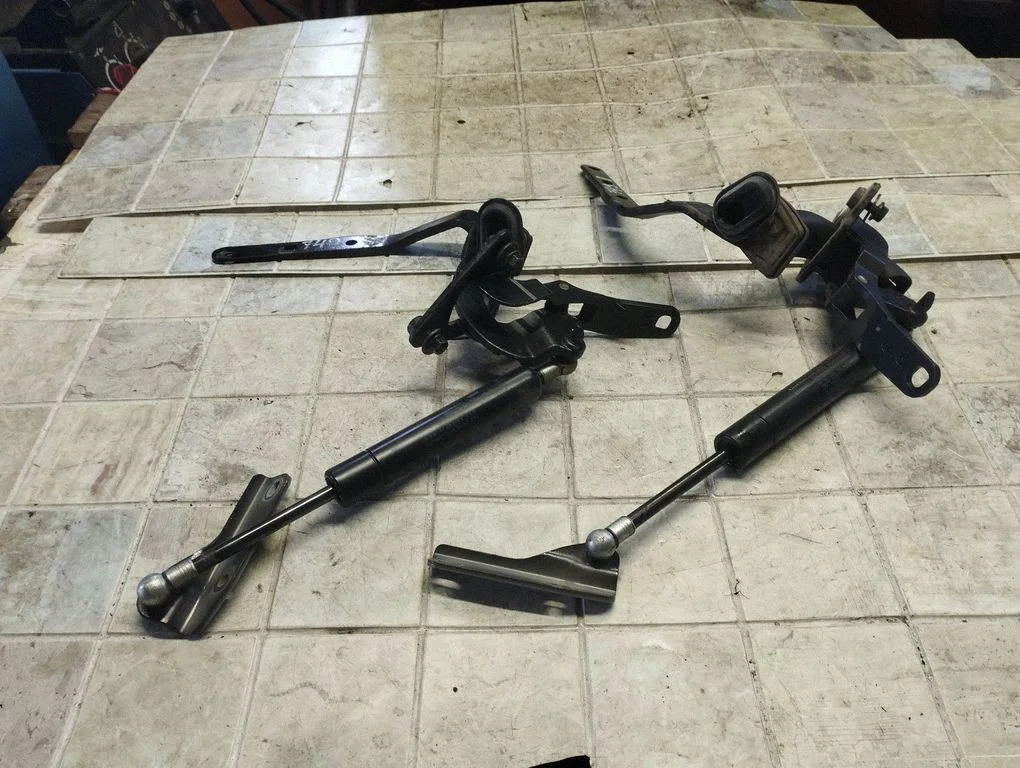 Siłownik (sprężyna gazowa) klapy bagażnika 30799161