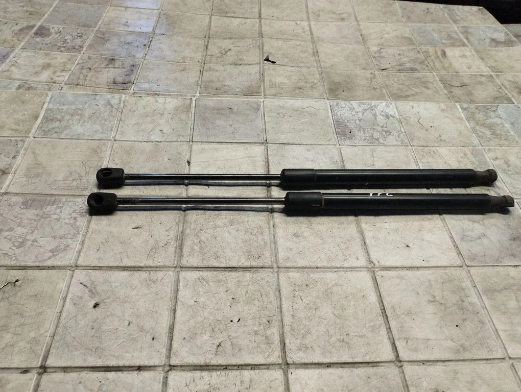 Tailgate/trunk strut/damper – Volkswagen Passat B6 (2005-2010)