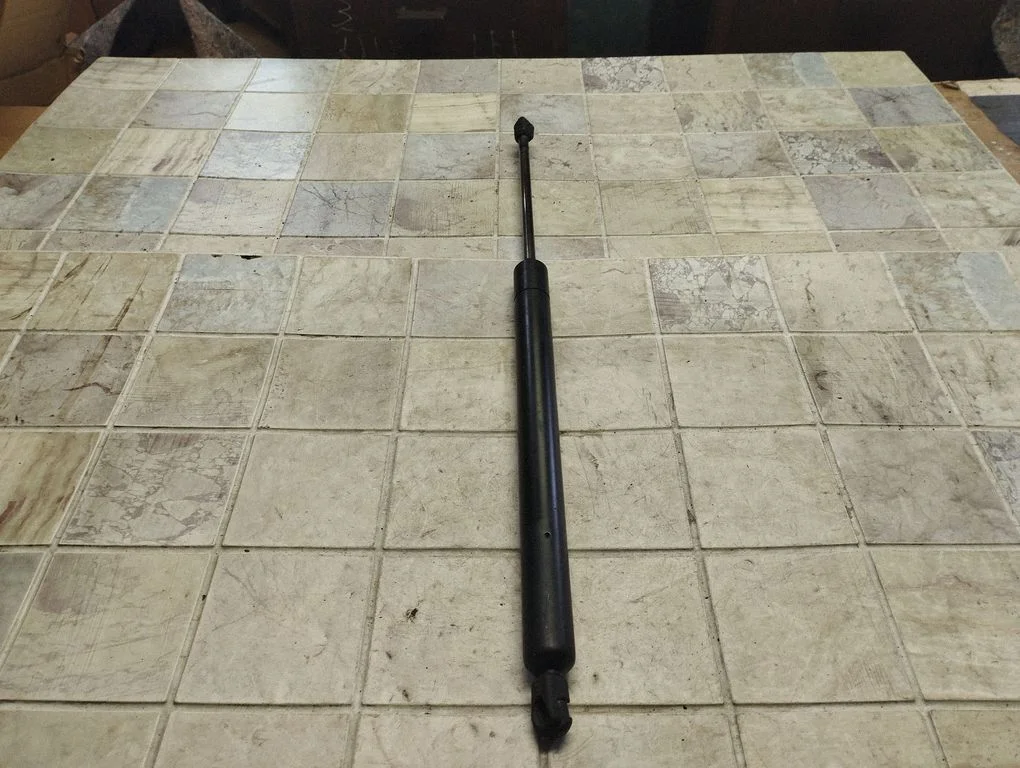 Aizmugurējā vāka amortizators 7M0827550G