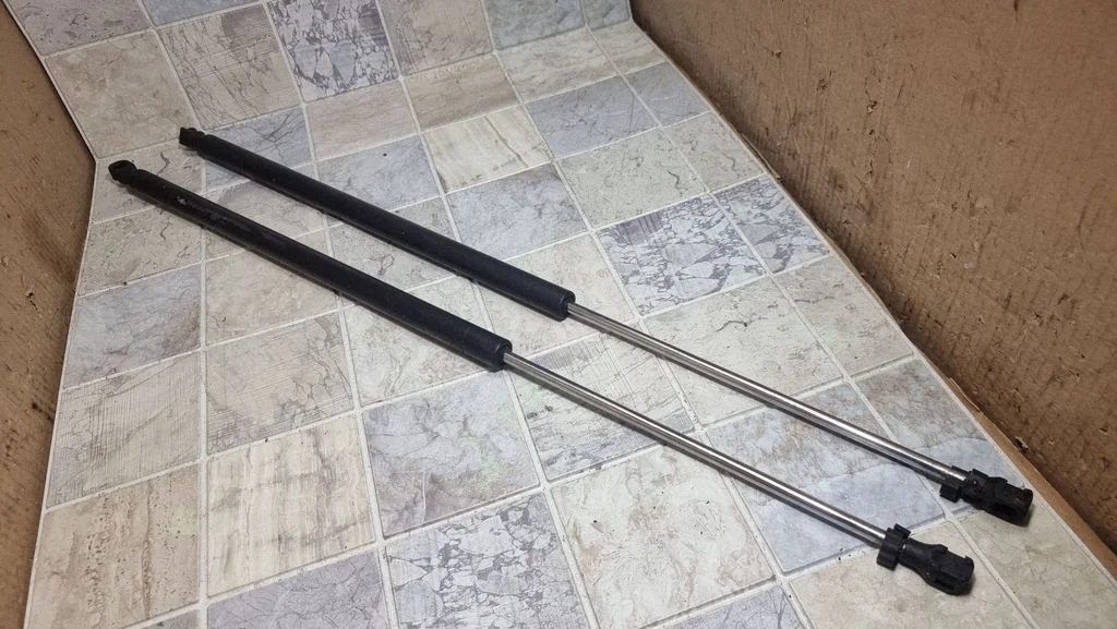 Tailgate/trunk strut/damper 9625574380