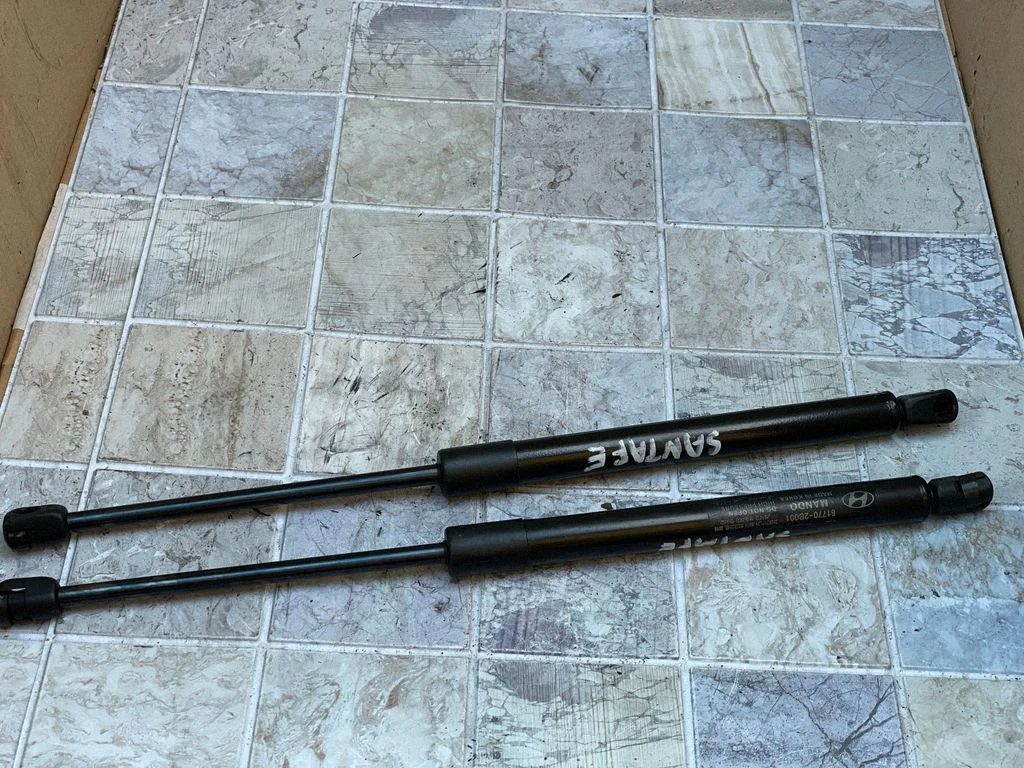 Tailgate/trunk strut/damper 817702B001