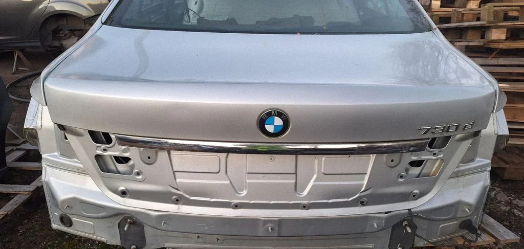 Tailgate/trunk/boot lid – rear