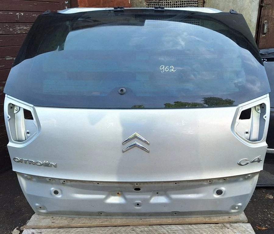 Tailgate/trunk/boot lid – rear
