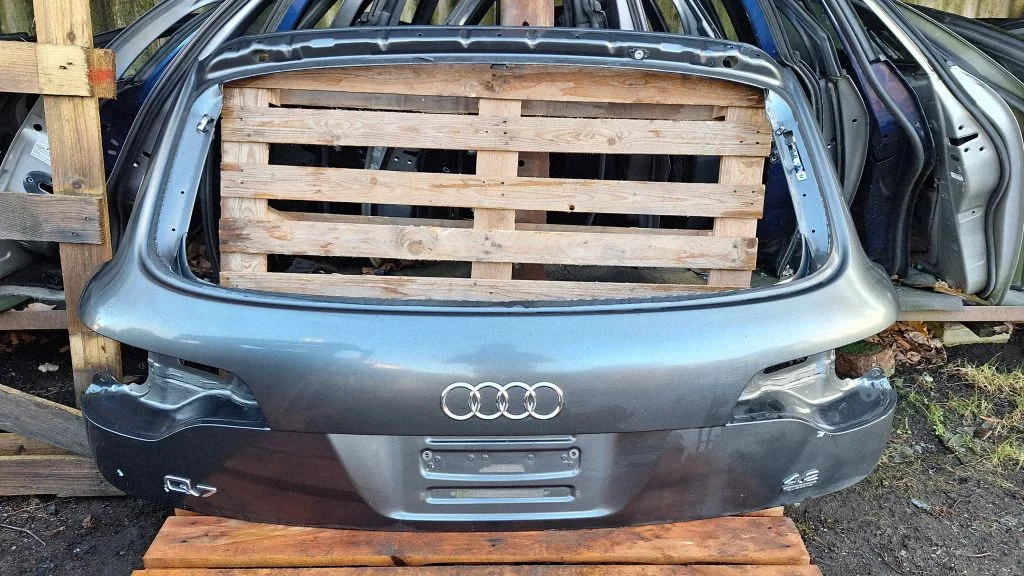 Tailgate/trunk/boot lid – rear