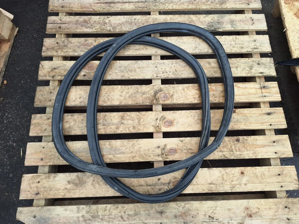 Loading door rubber seal (on body) – rear