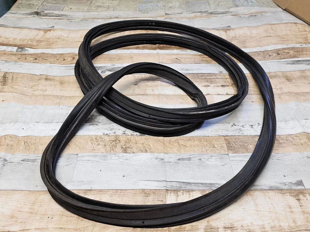 Loading door rubber seal (on body) – rear