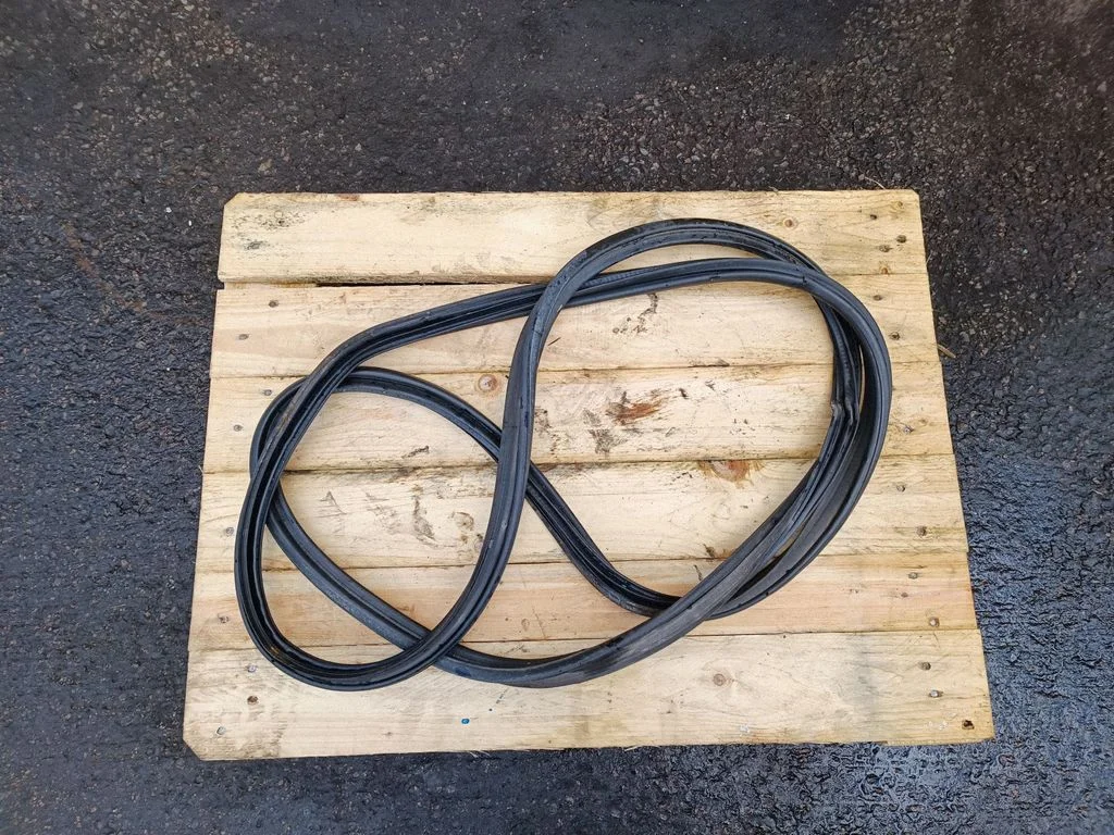Loading door rubber seal (on body) – rear